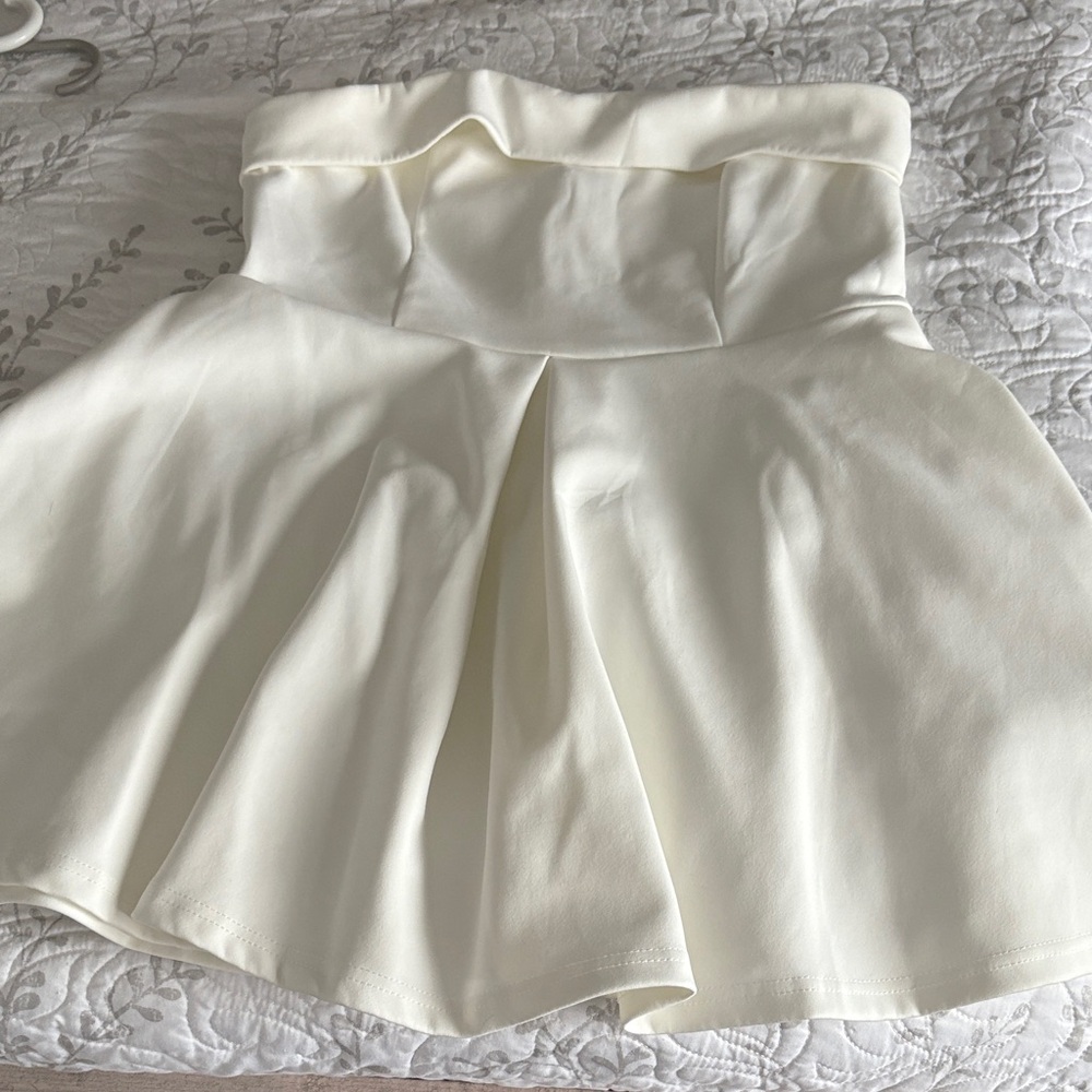 Elegant White Strapless Dress